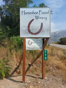 horseshoe found winery signage