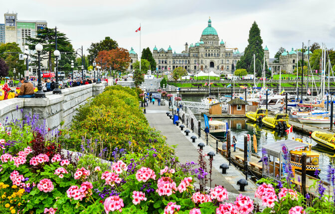 VANCOUVER - OCTOBER 7,2017 :View of Victoria Inner Harbour and B
